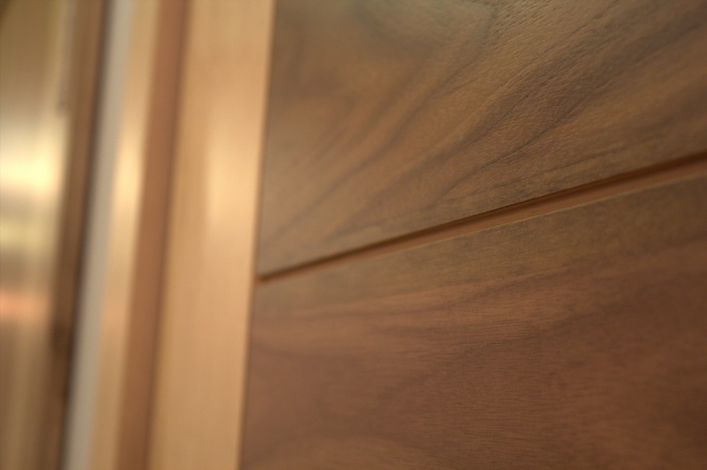 Flush Door with Horizontal Grain and Kerfs