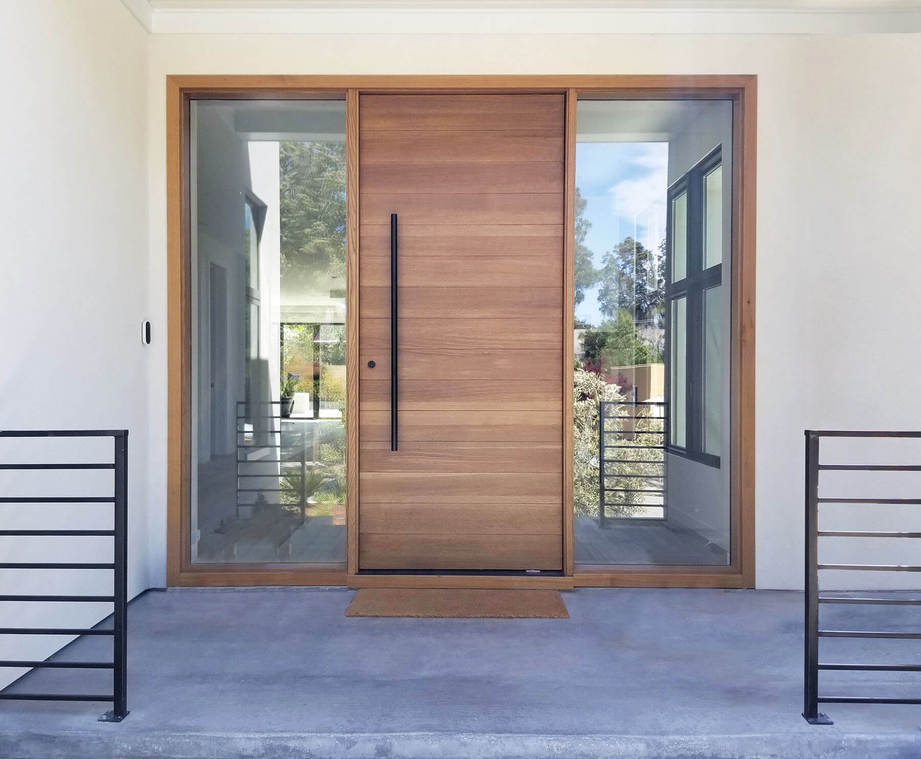 Flush pivot door in rift-sawn select White Oak