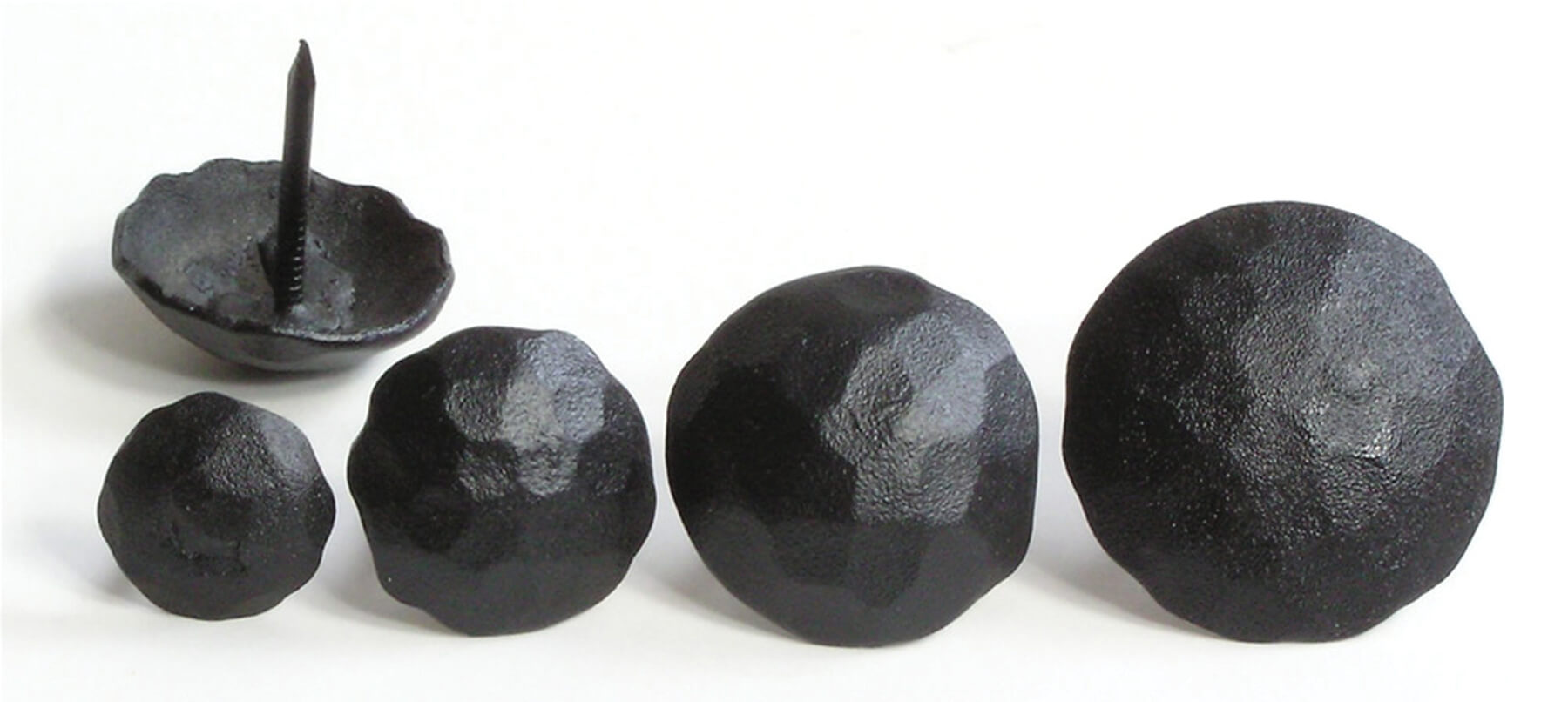 A photo of differently sized Clavos